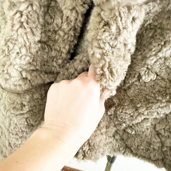 H&M Tan Faux Shearling Coat Women's Sz XS Button Up Teddy Sherpa Boxy Fit EUC - Picture 6 of 11